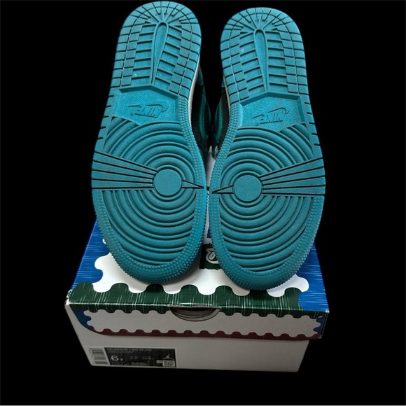 Nike Air Jordan 1 Mid GS Sneaker School “Inspired By The Greatest” Youth Size 6 - Picture 7 of 9